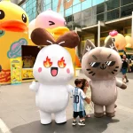 ททท. แท็กทีม B.Duck ปักแลนด์มาร์กความสนุก ในงาน “B.Duck Playful 20th – Glow In The Duck” พร้อมนำ Mascot  “น้องสุขใจ–น้องรักยิ้ม” ร่วมสร้างสีสันและเติมเต็มความสนุกให้กับนักท่องเที่ยว